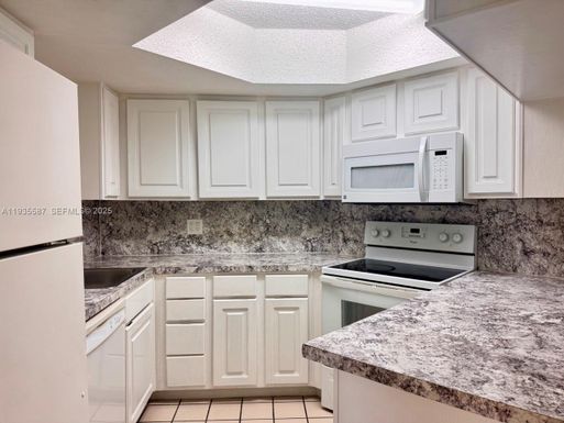 8245 Lake Dr # 207, Doral FL 33166