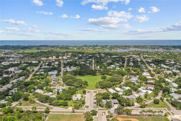 9035 SE Athena St, Hobe Sound FL 33455