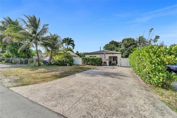 2826 Dewey St, Hollywood FL 33020