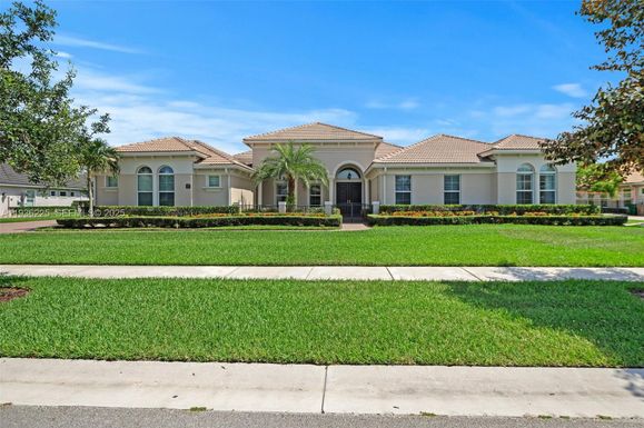 5292 S Sterling Ranch Cir, Davie FL 33314