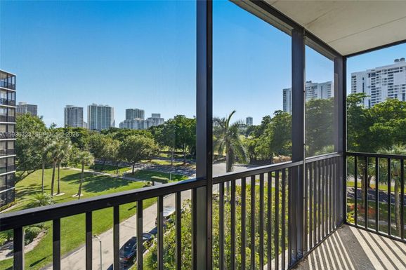 3401 N Country Club Dr # 519, Aventura FL 33180
