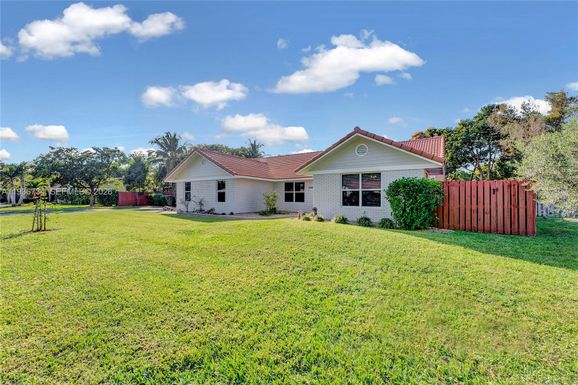 2540 NW 115th Dr, Coral Springs FL 33065