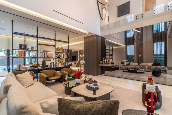 10540 NW 67th Ter, Doral FL 33178