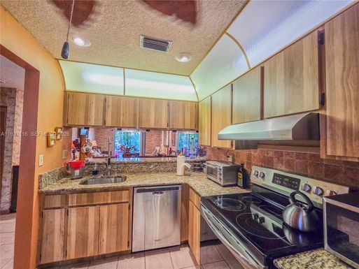 8044 NW 41st Ct, Sunrise FL 33351