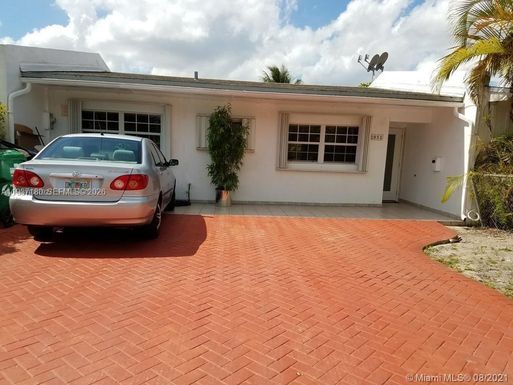2052 SW 102nd Ct, Miami FL 33165