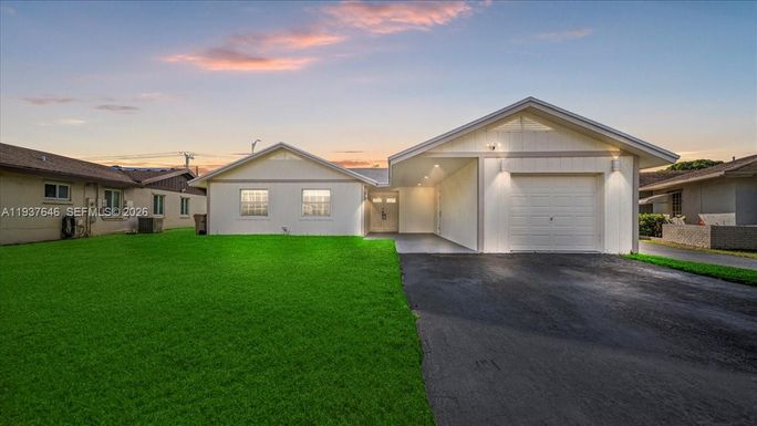 2279 Nova Village Dr, Davie FL 33317