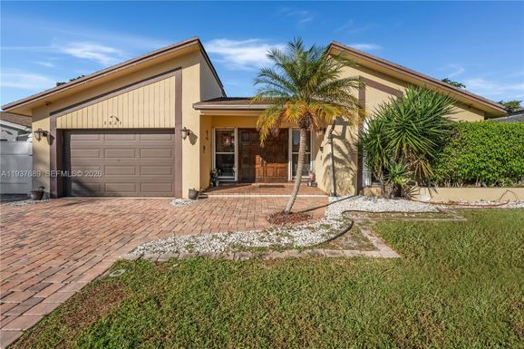 5821 NW 56th Pl, Tamarac FL 33319