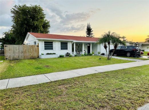 8410 SW 201st St, Cutler Bay FL 33189