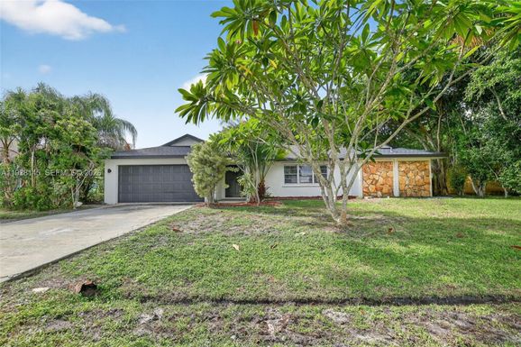 770 SE Hollahan Ave, Port St. Lucie FL 34983