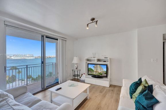 770 SE Claughton Island Dr # 813, Miami FL 33131