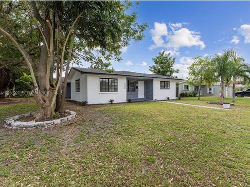 6800 SW 10th Ct, Pembroke Pines FL 33023