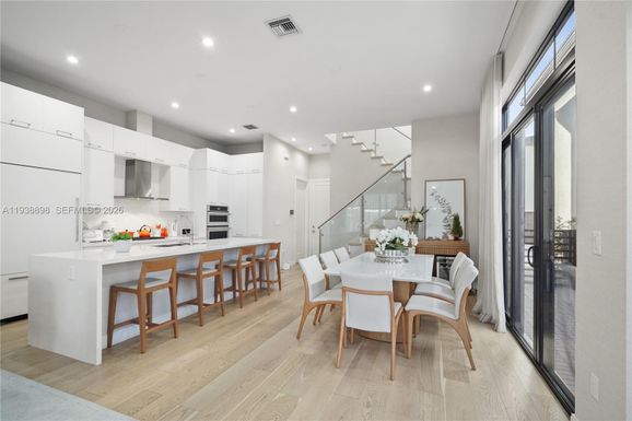 8144 NW 43rd St, Doral FL 33166