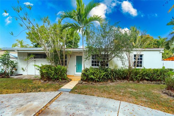 6765 SW 51st St, Miami FL 33155