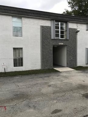 10353 N Kendall Dr, Miami FL 33176