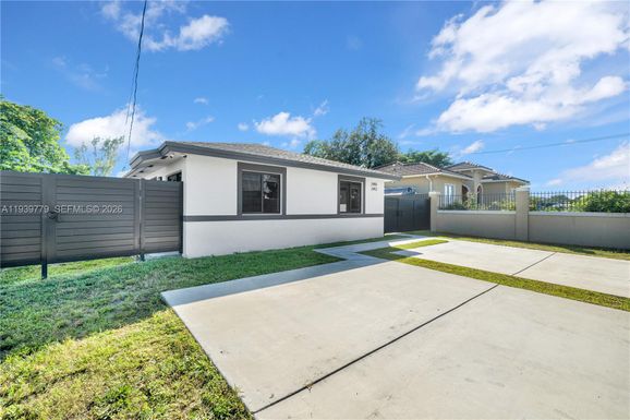 2490 NW 44th St, Miami FL 33142