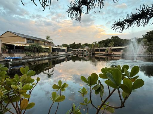 16005 Kingsmoor Way, Miami Lakes FL 33014