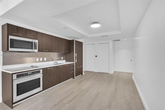 55 SW 9th St # 1109, Miami FL 33130