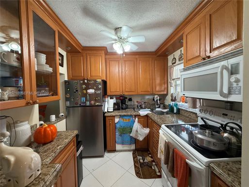 9041 Sunrise Lakes Blvd # 207, Sunrise FL 33322
