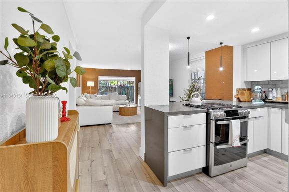 6902 N Kendall Dr # E101, Pinecrest FL 33156