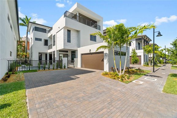 8091 NW 48th Ter, Doral FL 33166