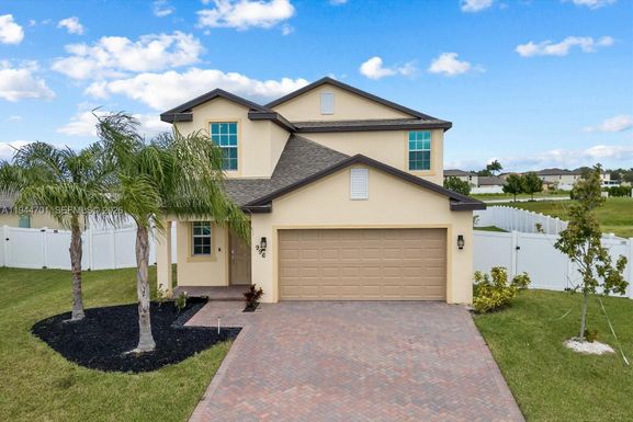 996 Bent Creek Dr, Fort Pierce FL 34947