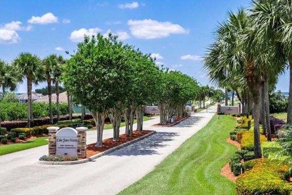 591 Sunset Pointe Dr, Lake Placid FL 33852