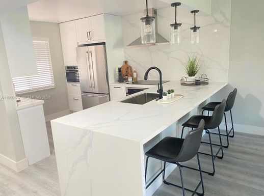 432 Lakeview Dr # 103, Weston FL 33326