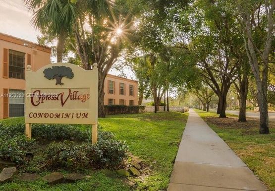 7121 Miami Lakes Dr # Q3, Miami Lakes FL 33014