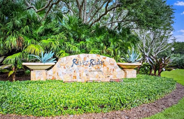 18265 SE Ridgeview Dr, Tequesta FL 33469