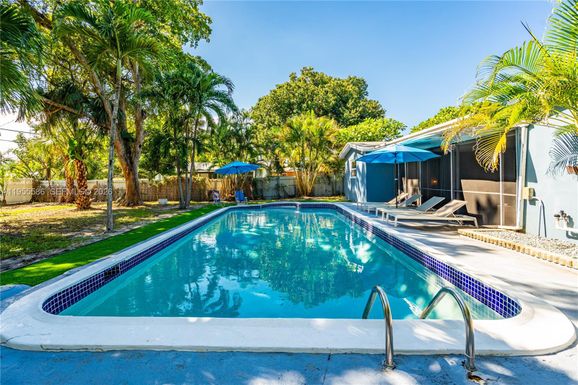 80 NW 40th St, Oakland Park FL 33309