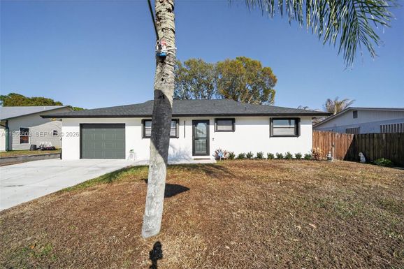 4543 SE Dryfus Ave, Stuart FL 34997