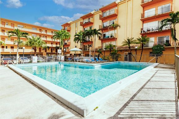 1900 W 54th St # 213, Hialeah FL 33012