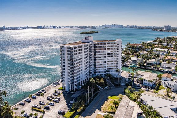 11930 N Bayshore Dr # 606, North Miami FL 33181