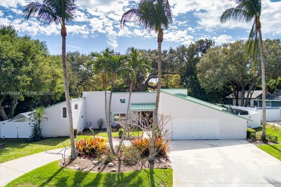 3 Gumbo Limbo Way, Sewalls Point FL 34996