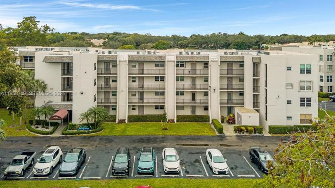 9460 Poinciana Pl # 404, Davie FL 33324