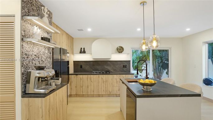 2749 NE 10th Ave, Wilton Manors FL 33334