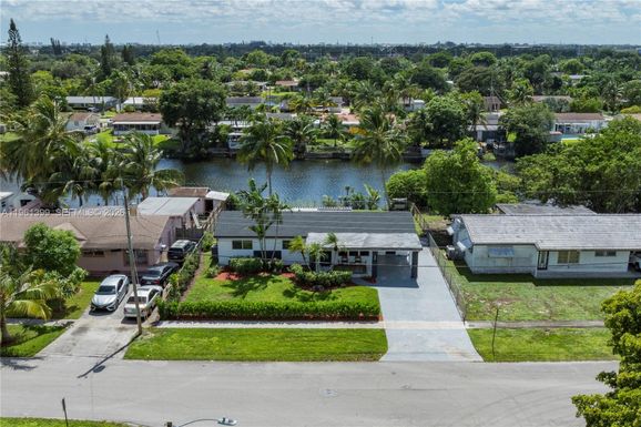 390 NW 40th St, Deerfield Beach FL 33064