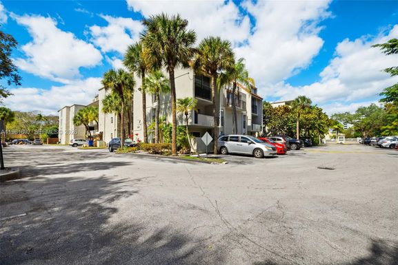 6886 N Kendall Dr # D102, Pinecrest FL 33156