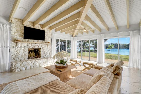 19655 Riverside Dr, Jupiter FL 33469