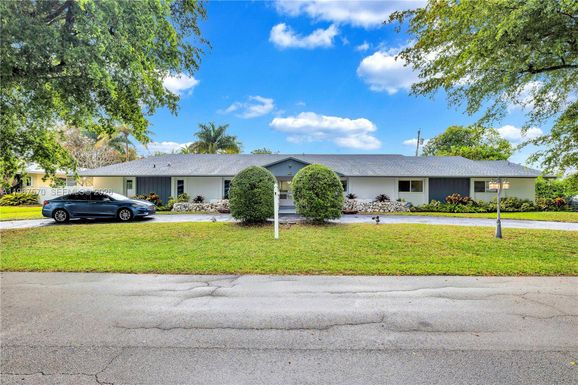 3211 Calle Largo Dr, Hollywood FL 33021