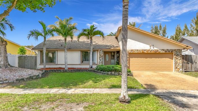 4241 NW 74th Ave, Lauderhill FL 33319