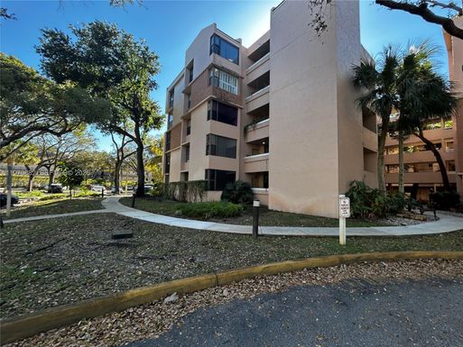 6800 Cypress Rd # 207, Plantation FL 33317