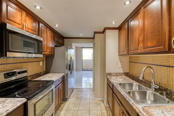 7401 NW 16th St # 408, Plantation FL 33313