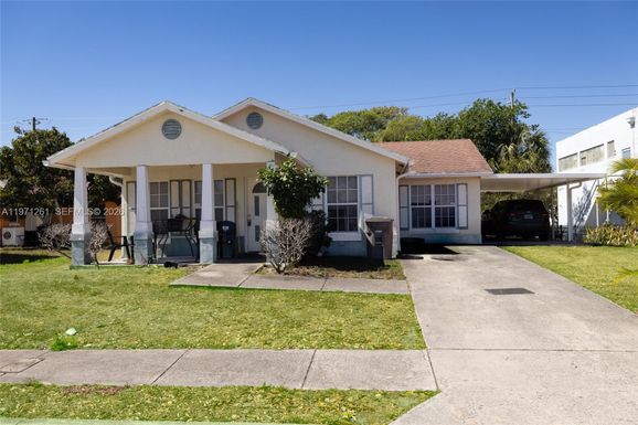 1107 Freshwater Lakes Dr, West Palm Beach FL 33401