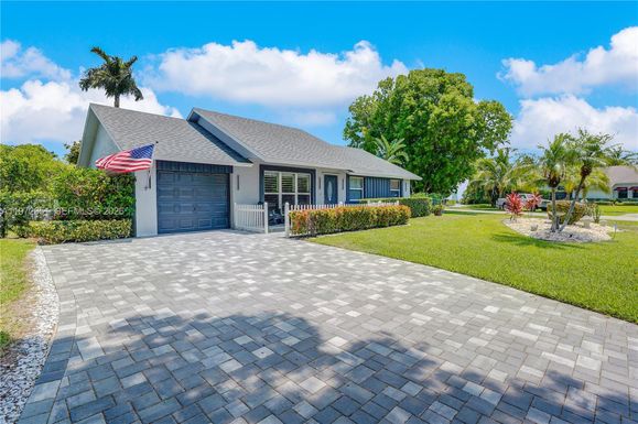 1315 Gallinule Dr, Delray Beach FL 33444