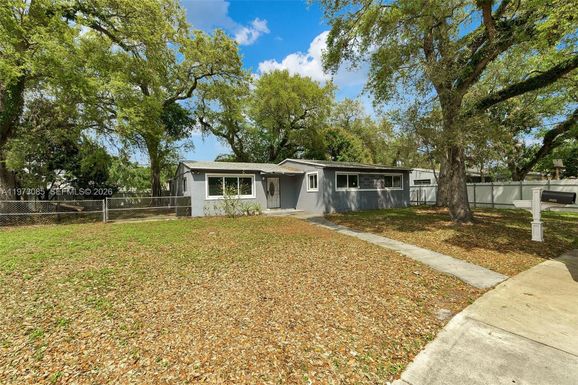 2521 NW 170th St, Miami Gardens FL 33056