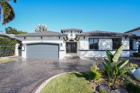 16401 NW 77th Pl, Miami Lakes FL 33016