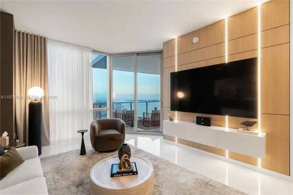 851 NE 1st Ave # 4207, Miami FL 33132