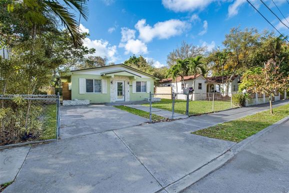 276 NW 40th St, Miami FL 33127
