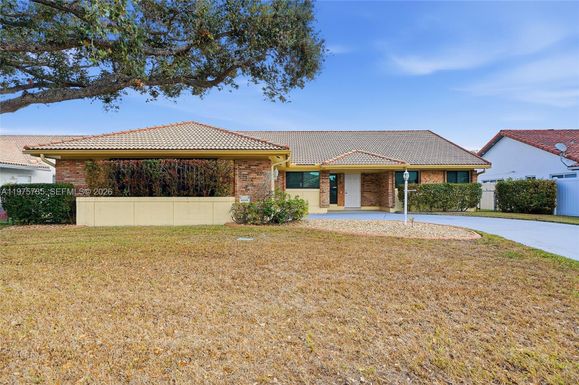 5250 King Arthur Ave, Davie FL 33331